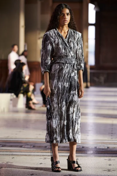 Look 10